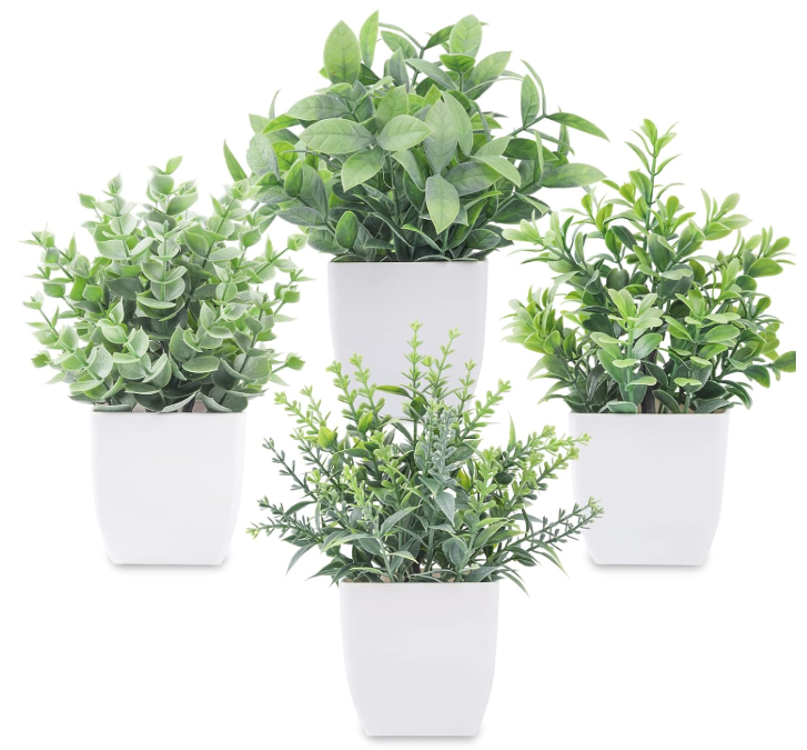 Plantas artificiales en maceta y follaje verde