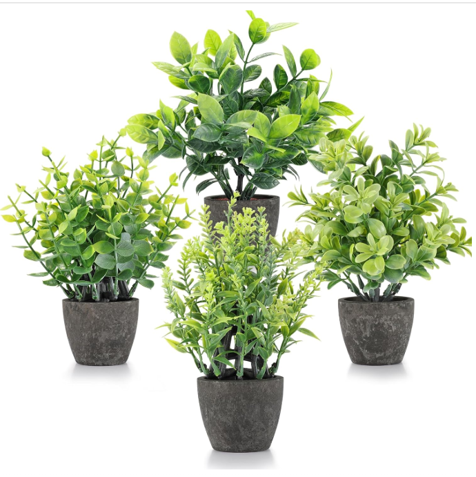 Plantas artificiales en maceta y follaje verde